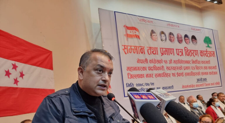 गगन थापा घरदैलोमा व्यस्त