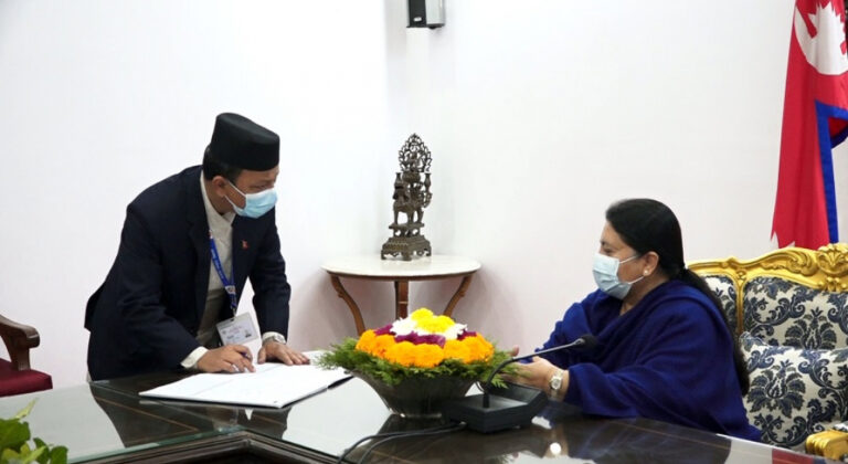 राष्ट्रपतिको पहिलो तथ्याङ्क लिएर १२ औँ राष्ट्रिय जनगणना प्रारम्भ, ८० वटा प्रश्न सोधिए