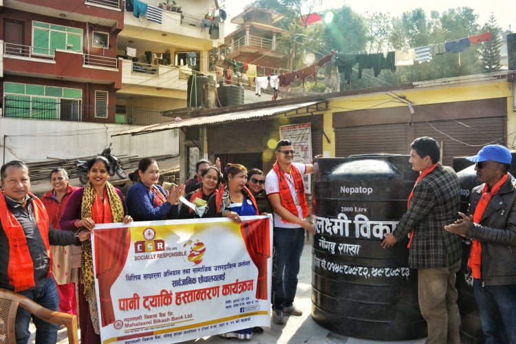 महालक्ष्मी विकास बैंकद्वारा टोखा नगरपालिकालाई पानी ट्यांकि प्रदान
