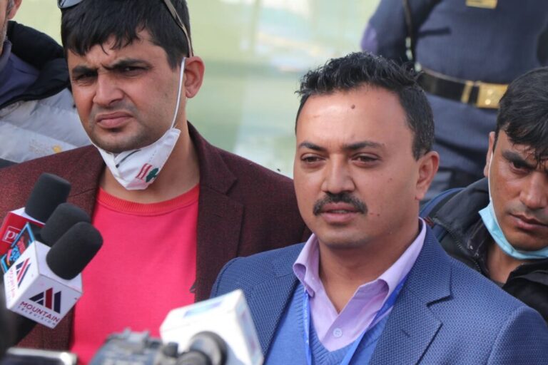 शेखर काेइरालालाई समर्थन गर्दै सभापतिका प्रत्यासी न्यौपानेद्वारा उम्मेद्वारी फिर्ता