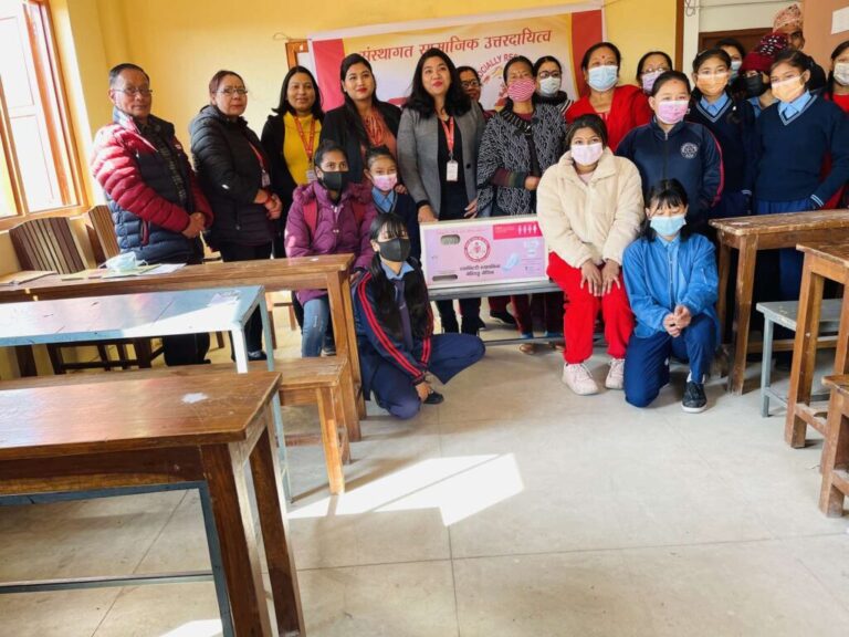 महालक्ष्मी विकास बैंकद्वारा विद्यालयलाई स्यानिटरी प्याडसहितको भेन्डिङ मेसिन प्रदान