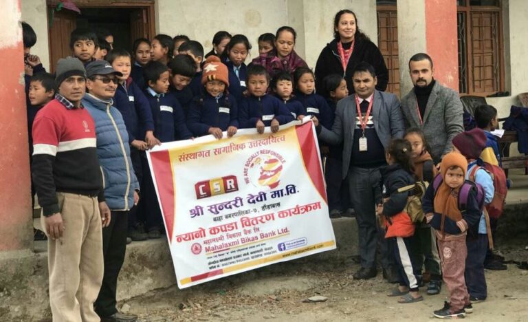 महालक्ष्मी विकास बैंकद्वारा पालुङका विद्यार्थीलाई न्यानो कपडा बितरण