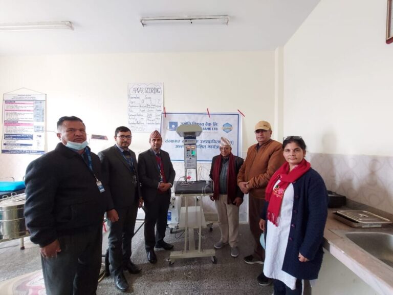 ज्योति विकास बैंकद्वारा शिशुवा अस्पताललाई बेबी वार्मर (न्यानो नानी) प्रदान