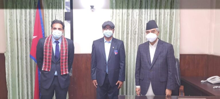 प्रधानमन्त्रीद्वारा फुटबल टोलीका मुख्य प्रशिक्षक अल्मुताइरीलाई सम्मान