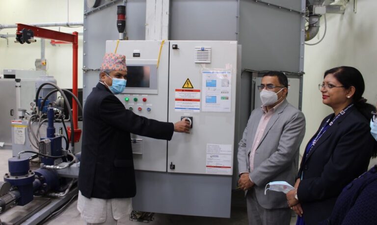 काम नलाग्ने नोट नष्ट गर्न राष्ट्र बैंकले ल्याएकाे अत्याधुनिक मेसिन सञ्चालनमा
