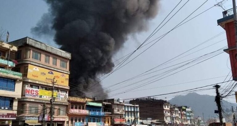 दमौलीमा लागेकाे आगाे नियन्त्रणमा आएन, हेलिकोप्टरबाट पानी हालिँदै
