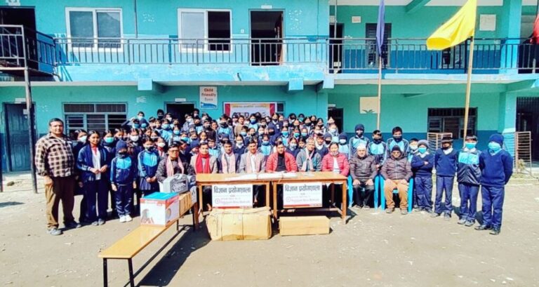 महालक्ष्मी विकास बैंकद्वारा विद्यालयलाई साइन्स ल्यावका सामग्रीहरु प्रदान