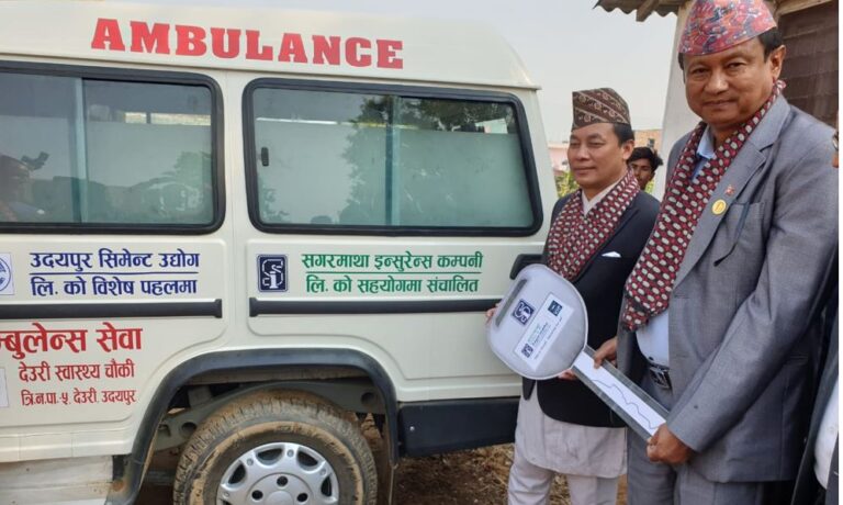 सगरमाथा इन्स्योरेन्स कम्पनीद्वारा एम्बुलेन्स हस्तान्तरण