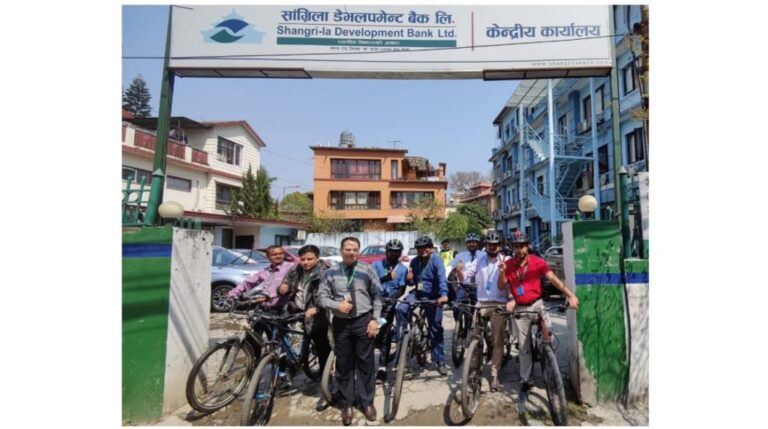 इन्धन खपत घटाउन सांग्रिला डेभलपमेन्ट बैंकका कर्मचारीबाट साईकल प्रयोगमा जोड