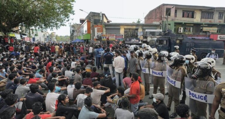 राजपक्ष सरकारका सबै २६ मन्त्रीले गरे सामूहिक राजीनामा
