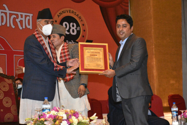 डिस होमका प्रवन्ध निर्देशक सुदीप आचार्यलाई रिपोटर्स क्लवकाे बिशेष सम्मान