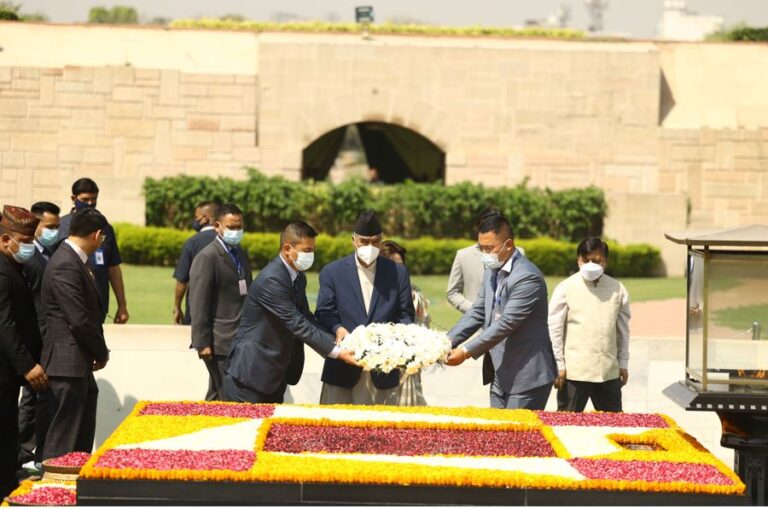 राजघाट पुगेर प्रधानमन्त्री देउवाद्वारा महात्मा गान्धीप्रति श्रद्धाञ्जली अर्पण
