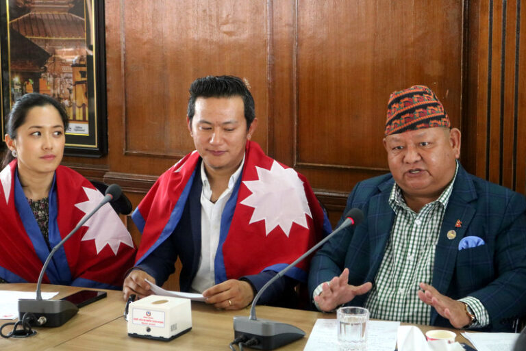 सगरमाथा चढ्दै गायक राजु लामा र अभिनेत्री दिया पुन
