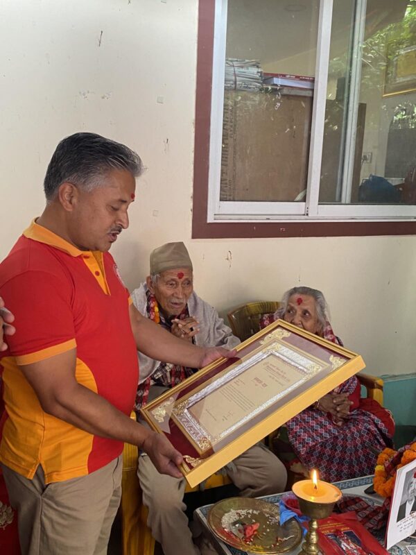 महालक्ष्मी विकास बैंकको २८ औँ वार्षिकोत्सवमा संस्कृतिविद सत्यमोहन जोशीलाइ सम्मान