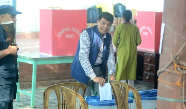 आइएमई ग्रुपका अध्यक्ष ढकालले विशालनगर मतदान केन्द्रबाट गरे मतदान