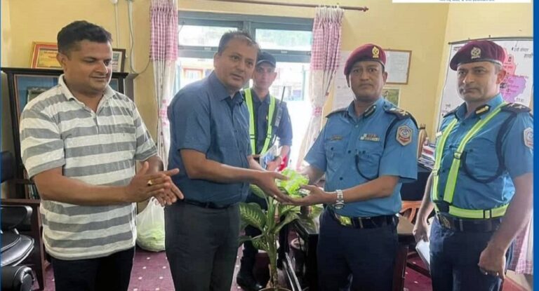 गरिमा विकास बैंकले प्रहरीलाई दियाे रात्रिकालिन सूरक्षा बेल्ट