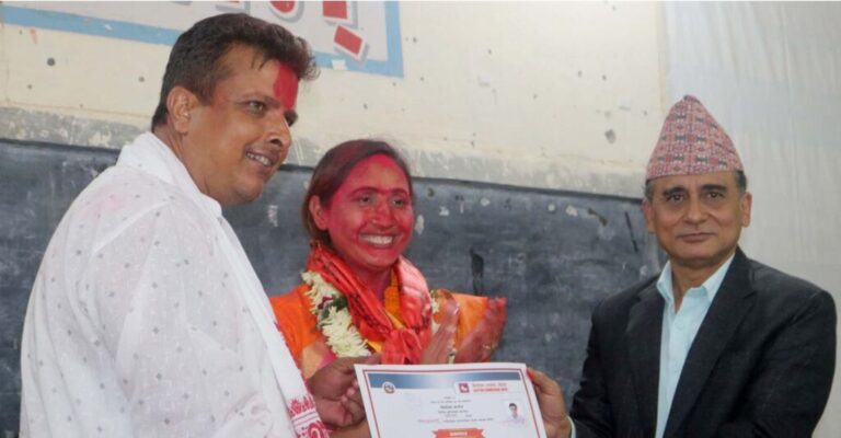 विराटनगर महानगरका नवनिर्वाचित प्रमुख–उपप्रमुखलाई प्रमाणपत्र