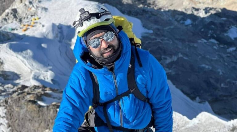 न्यूरो सर्जन डाक्टर श्रेष्ठद्वारा सगरमाथाको सफल आरोहण