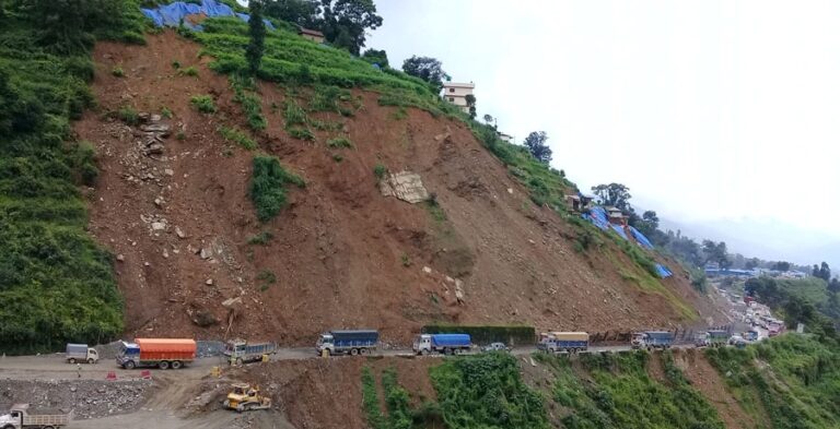पहिराेले अवरुद्ध नारायणगढ–मुग्लिन सडक १४ घण्टापछि संचालनमा