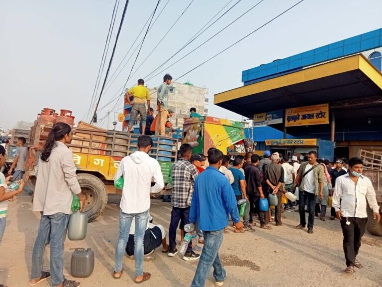 कर्णालीमा इन्धनको अभाव, पेट्रोल पम्पहरुमा उपभाेक्ताकाे भीड