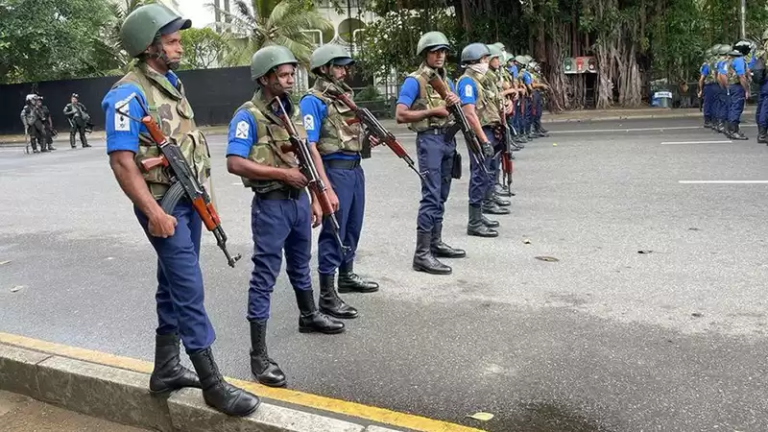 श्रीलंकामा सरकारविरोधी प्रदर्शनकारीको शिविरमा सेनाको छापा