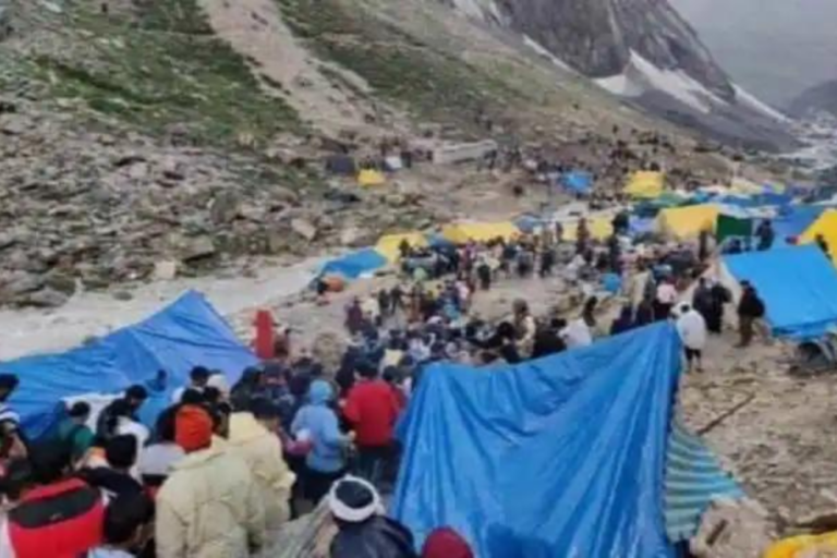 भारतकाे अमरनाथमा भारी वर्षापछि आएकाे बाढीपहिरोमा परी १६ जना तीर्थयात्रुकाे मृत्यु
