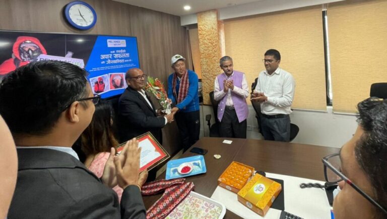 रिलायन्स लाइफको ब्यानर सगरमाथामा फहराउने दाकिपा शेर्पा सम्मानित