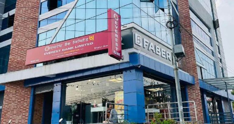 एभरेष्ट बैंकको बिर्तामोड शाखाको नयाँ स्थानान्तरित कार्यालयबाट सेवा सुरु