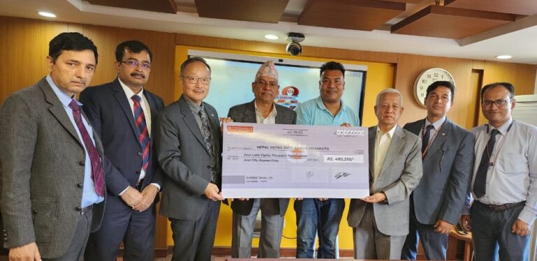 २८ औं वर्षमा एभरेष्ट बैंक, आँखा जाँच्ने मेशिनका लागि ४ लाख ८० हजार सहयोग