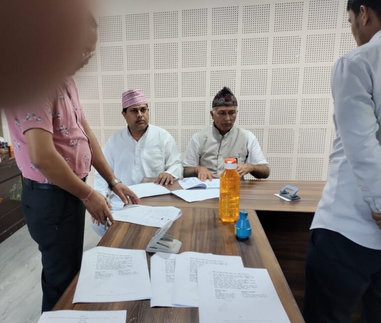 कैलाली ५ मा कांग्रेसका बागी ओझालाई ‘माछा’ र भण्डारीलाई ‘केरा’ चिन्ह