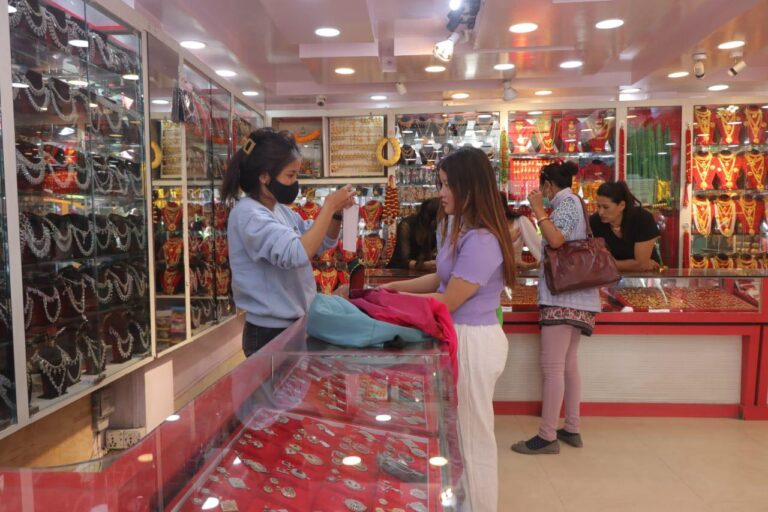 सुनको भाउ तोलामा १ लाख ४ सय, चाँदीको कति ?