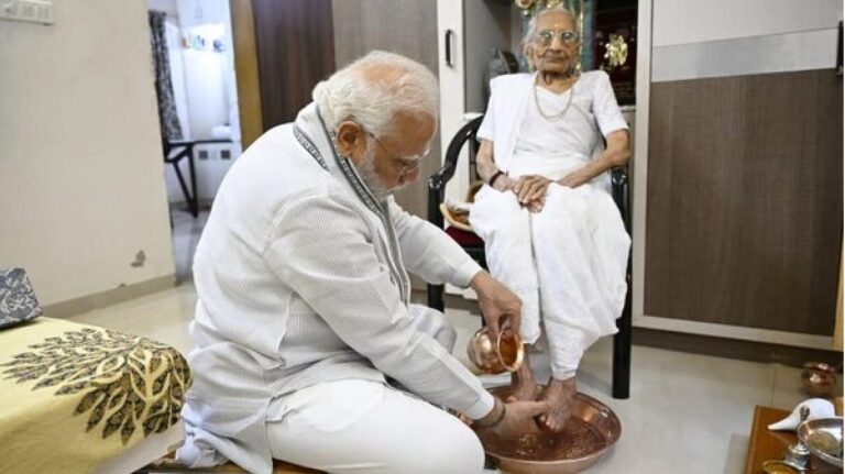 भारतीय प्रधानमन्त्री नरेन्द्र मोदीकी आमाको सय वर्षको उमेरमा निधन