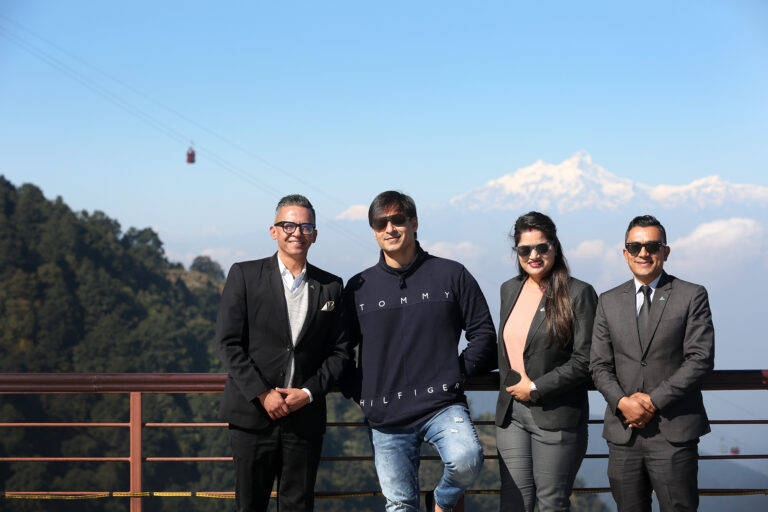 चन्द्रागिरि पुगे भारतीय अभिनेता ओबराय [तस्बिरहरु]