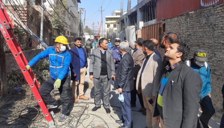 कुलमान पुगे ठमेल, गुजुल्टिएका तार हटाएर सफा बनाइँदै