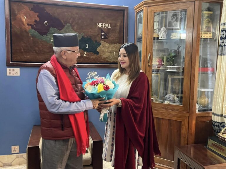 ओलीलाई भेटेपछि करिश्मा भन्छिन्- एमाले र कांग्रेस मिलेर पाँच वर्ष सरकार चलाउनुपर्छ