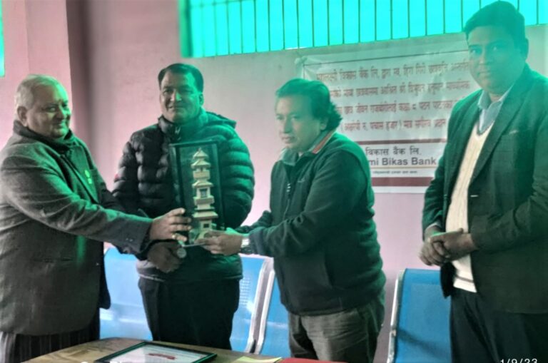 महालक्ष्मी विकास बैंकद्वारा हिरा गिरी जेहेन्दार छात्रवृत्ति वितरण
