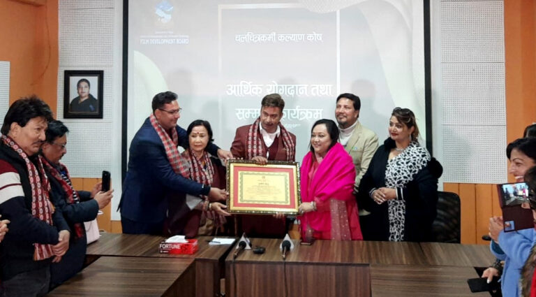 चलचित्रकर्मीको कोषमा गायिका दीपानारायण झाको सहयोग