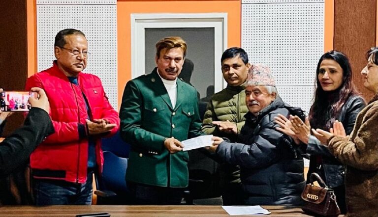 स्वास्थ्य बीमा रकम पाउने पहिलो कलाकार बने रामचन्द्र अधिकारी