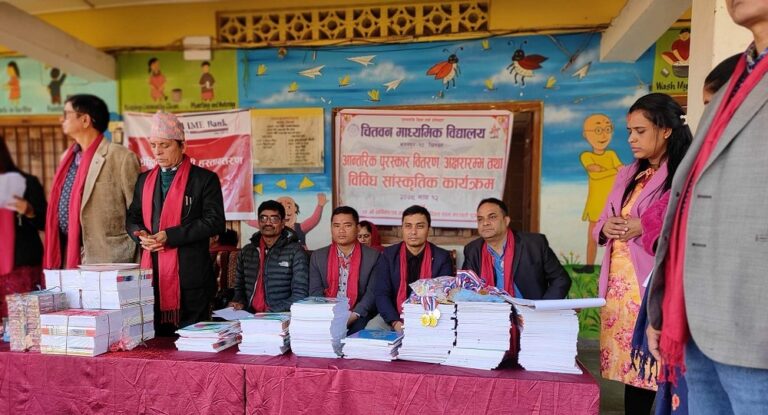 ग्लोबल आईएमई बैंकद्वारा विद्यार्थीलाई शैक्षिक सामग्री सहयोग