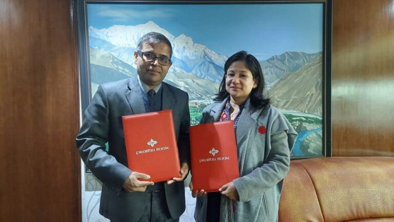 चिडियाखानाका दुई रातो हाब्रेलाई प्रभु बैंकले १ वर्षसम्म आहारा उपलब्ध गराउने