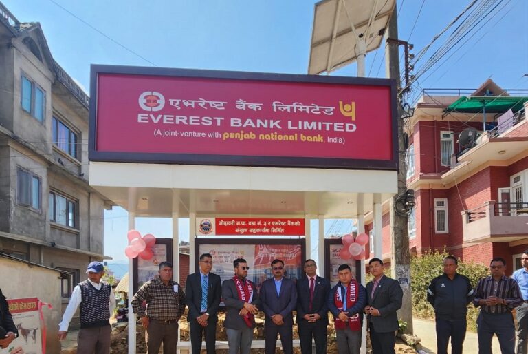 एभरेष्ट बैंकद्वारा टौखेल ललितपुरमा सोलार बस स्ट्यान्ड उद्घाटन
