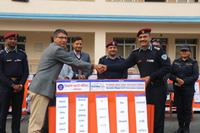 रिलायबल नेपाल लाइफद्वारा सडक डिभाइडर सहयोग