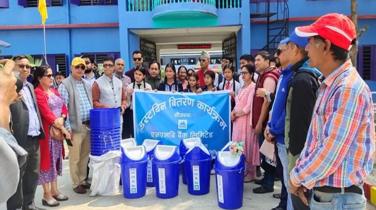 एनएमबि बैंकद्धारा ९ वटा सामुदायिक विद्यालयमा १०० वटा डस्टबीन बितरण
