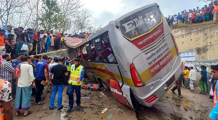 बंगलादेशमा बस दुर्घटना : १९ जनाको ज्यान गयो, २५ घाइते