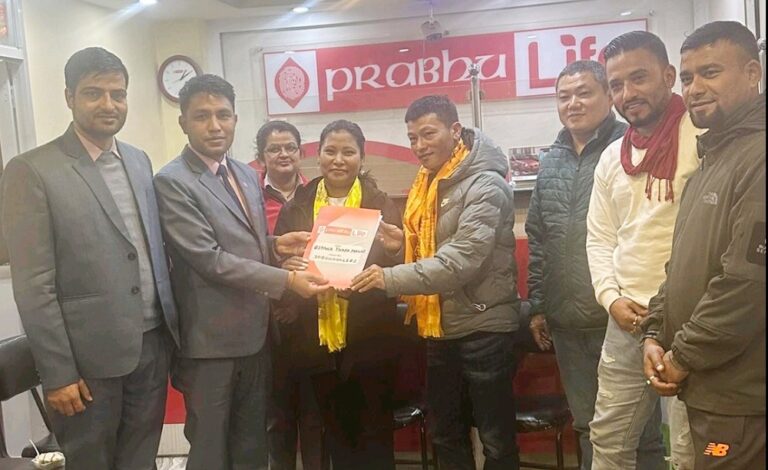 जन्मदिनमा श्रीमानले श्रीमतीलाई दिए २५ लाखको प्रभु लाइफको बीमा उपहार