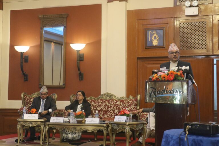 सानो धक्काले बैंकहरु डुब्दैनन् : गभर्नर अधिकारी
