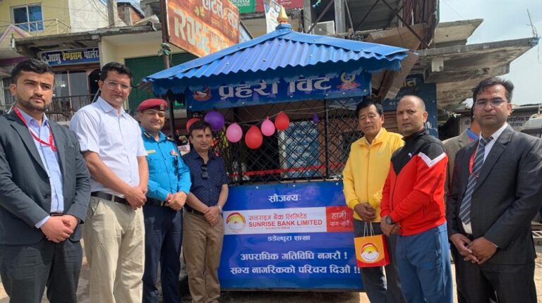 सनराइज बैंकद्वारा चुरे र डडेल्धुरा बजारमा प्रहरी बिट निर्माण