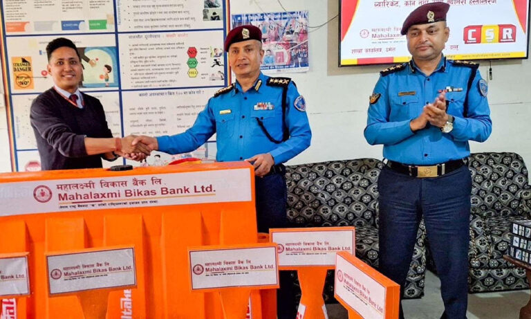महालक्ष्मी विकास बैंकद्वारा प्रहरी र विद्यालयलाई भाैतिक सामाग्री सहयोग