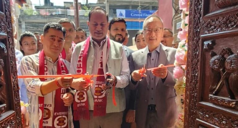 एभरेष्ट बैङ्कको भैरहवा शाखाको सेवा अब आफ्नै भवनबाट