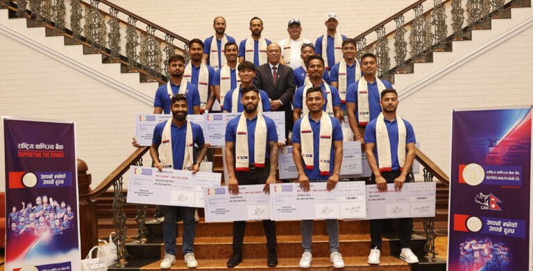 क्रिकेट टोलीका खेलाडीलाई राष्ट्रिय वाणिज्य बैंकले गर्‍यो एक लाख नगदसहित सम्मान
